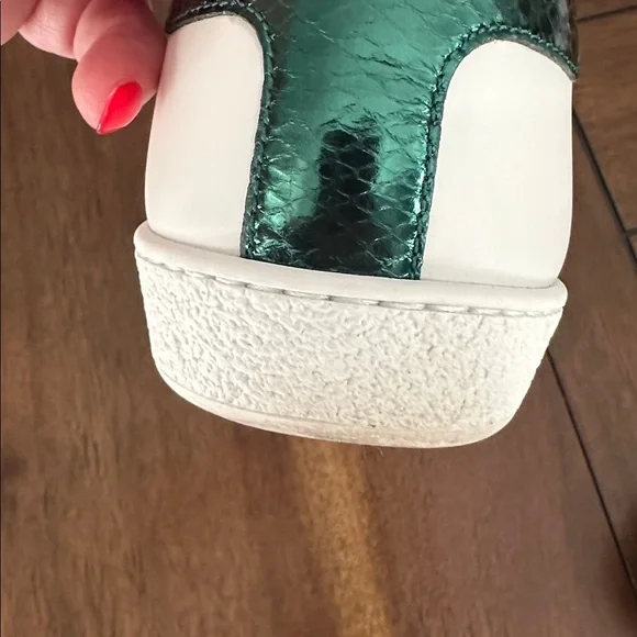 GUCCI Ace Bee Embroidered White
Leather Sneakers - Picture 15 of 16